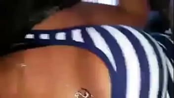 চালান আবলুস একটি গাড়িতে তার স্বামীর সাথে প্রতারণা করছে