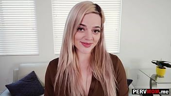 Oynat Milf üvey anne adaçayı sütunu bakire güvensiz üvey oğluna bir güven güçlendirici verdi