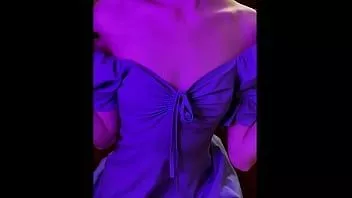 播放 美丽的 18 岁女孩穿着蓝色连衣裙自慰，吮吸假阳具并在你面前操自己 - arinafox