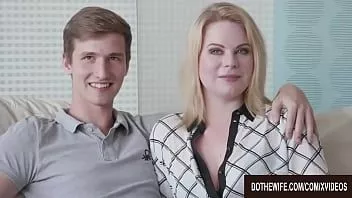 Afspelen Blonde vrouw Adry Berty krijgt haar poesje gepompt terwijl cuck stilletjes toekijkt