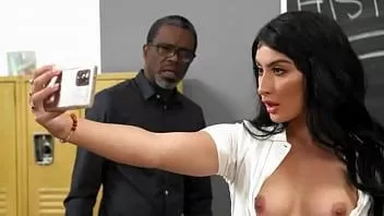 play Bratty student zostaje przyłapany na robieniu nieodpowiednich zdjęć! Angeline Red - cały film na freetaboo.net