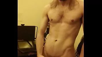 Abspielen Attraktiver Kerl reibt sich nach dem Fitnessstudio aggressiv einen ein