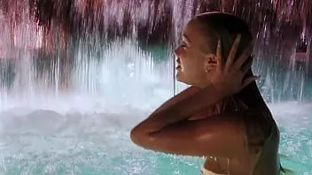 Abspielen Elizabeth Berkley heiße Pool-Sexszene - Showgirls 1995