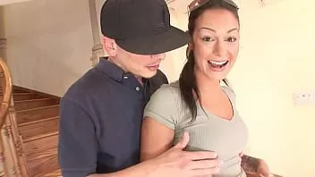 play Angelina Valentine se dă cu Alex Gonz pe scări