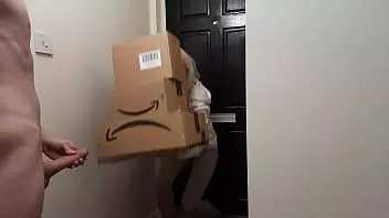 play 男をけいれんさせるクレイジーな必要性は、アマゾンの配達の女の子に会い、彼女は彼が絶頂するのを助けることにしました