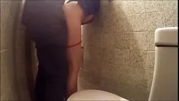 play هواة الغش gf مارس الجنس في الحمام العام