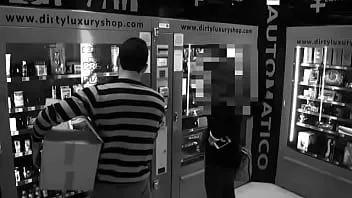 Играть Умный чувак устанавливает скрытую камеру в своем магазине и снимает себя, трахающего клиентов