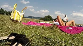 再生 野生の t シャツと t バック レース パンティー屋外でツイスターの女の子