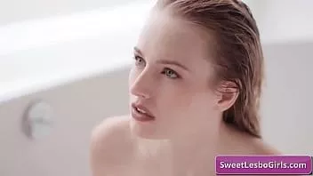 play Sensuale coppia lesbica interrazziale calda e sexy scarlett sage, julie kay si fa nella vasca da bagno