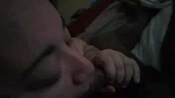 Afspelen Vrouwtje wacht tot papa thuiskomt