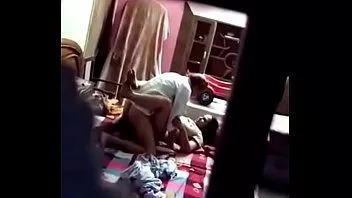 Riproduci Un tizio ficcanaso che spia il sesso del padre e della figlia del vicino