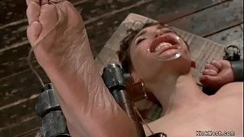 Afspelen De mond gesnoerd brunette is vastgebonden aan sybian