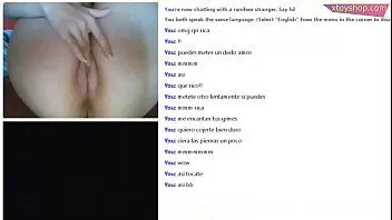Reproduzir Sexy latina na xtoyshop esfregando sua boceta apertada