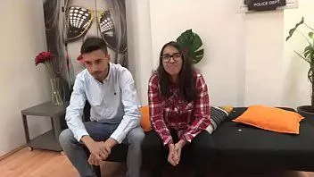 play Youtuberの女の子がペニスのために歌を辞めた。彼女は犯されたいのです！