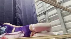 播放 Sissy CindiCsissy 紫衣白丝袜自慰