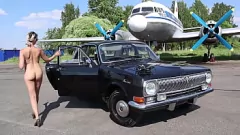 play Retro-Begegnung mit einem russischen Flugzeug mit einem gewagten öffentlichen Aktmodell, Sofia Morskaya