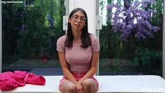 Играть Ботанистая геймерша Сона Белла сходит с ума на кастинге на диване