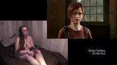 Jouer Gameplay Last of Us de Naughty Brunette avec des tatouages ​​sexy et un gros cul