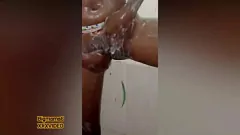 play নেবারহুড টিনের লুকানো স্নান সেশন দুষ্টু এনকাউন্টারের দিকে নিয়ে যায়