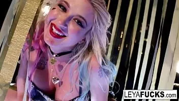 play Leya Falcon se déshabille dans un club de striptease recouvert d'or