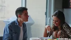 चलाएँ दो मिल्फ़ कट्टर चुदाई और मुख-मैथुन क्रिया के साथ एक जंगली त्रिगुट में युवा बड़ा डिक साझा कर रहे हैं