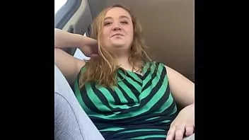 Reproducir Hermosa rubia natural gordita empieza en el coche y se la follan como loca en casa
