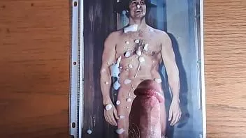 Putar Seorang ayah telanjang memompa air mani panasnya pada foto lama seorang pria telanjang yang seksi.